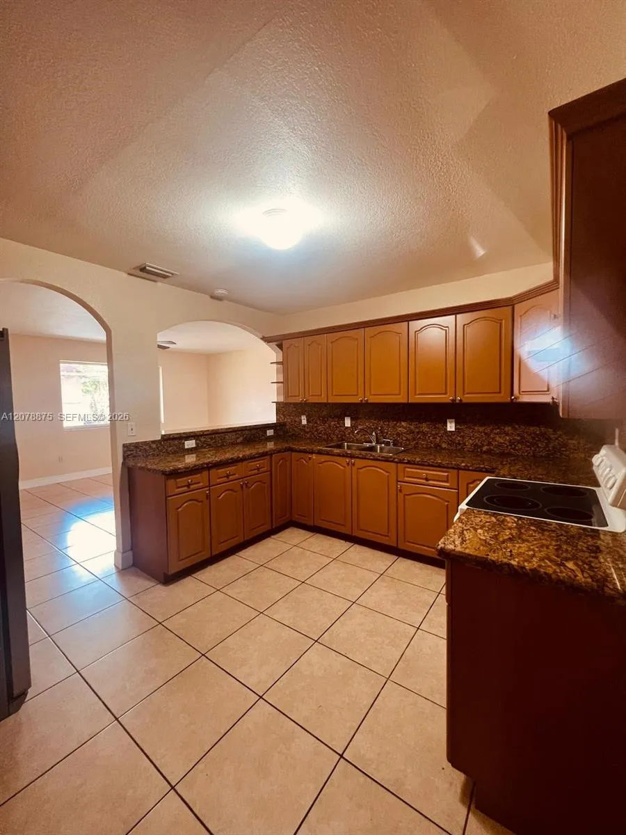 2272 NW 66th St Miami, FL 33147