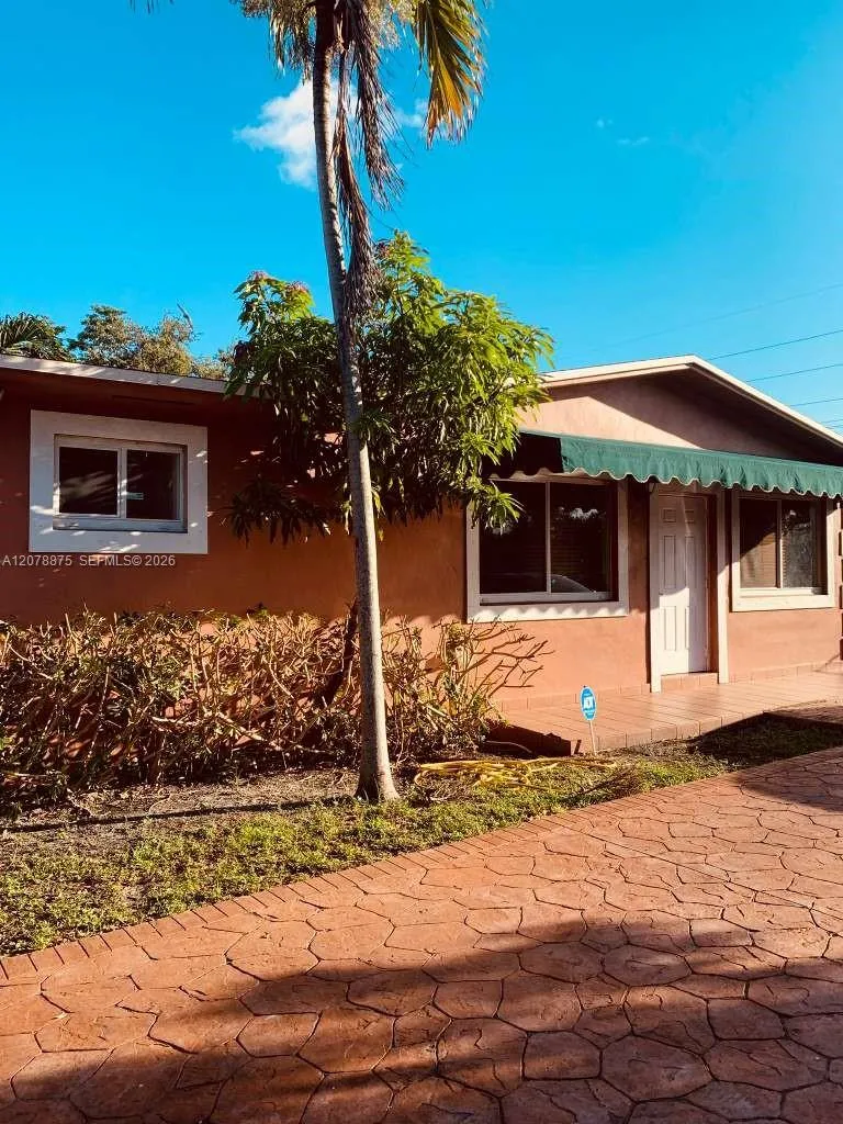 2272 NW 66th St Miami, FL 33147