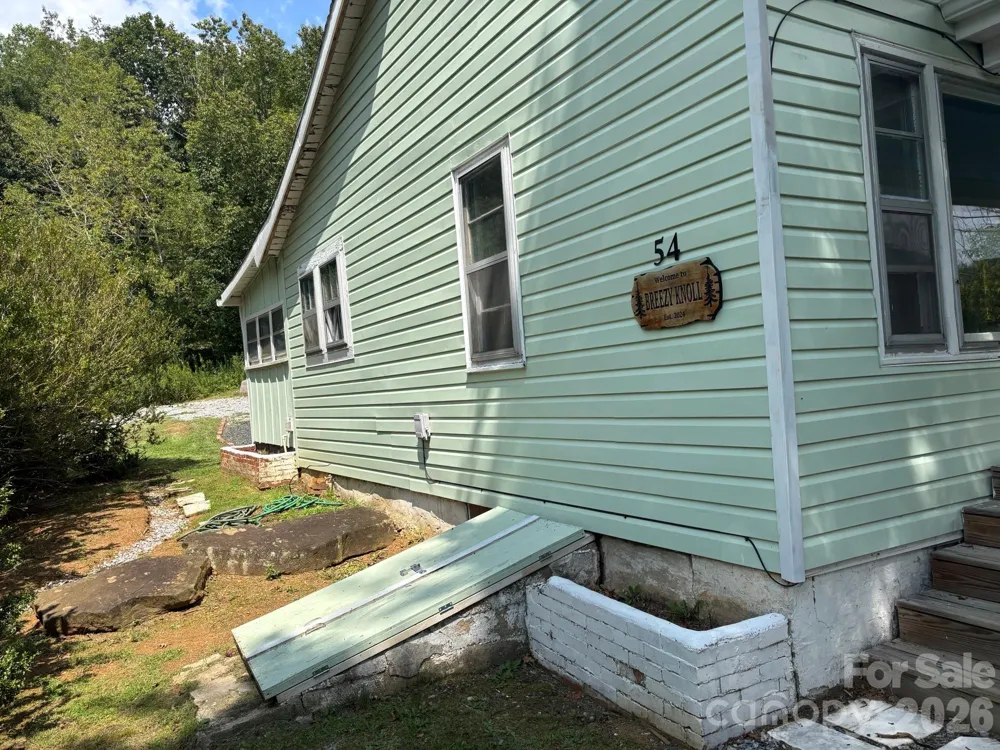 54 Jaimes Lane Bakersville, NC 28705