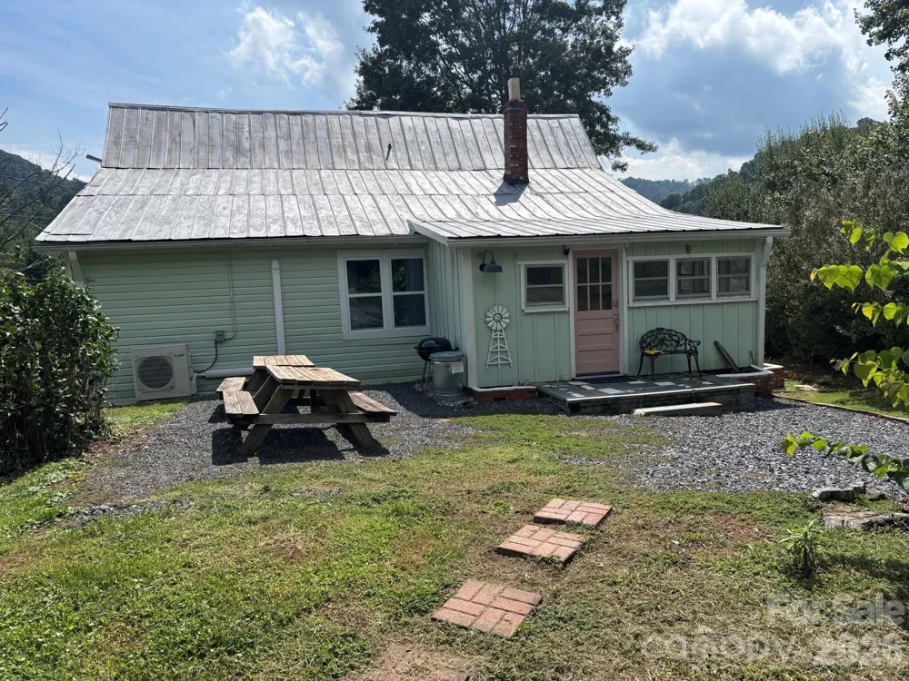 54 Jaimes Lane Bakersville, NC 28705
