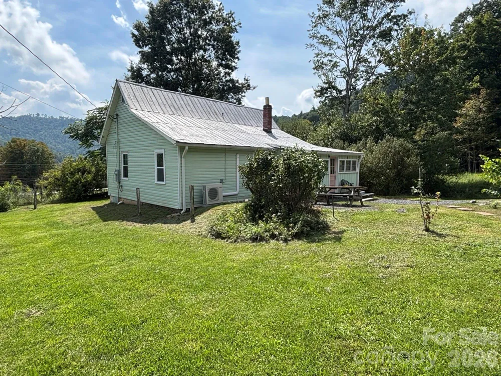 54 Jaimes Lane Bakersville, NC 28705