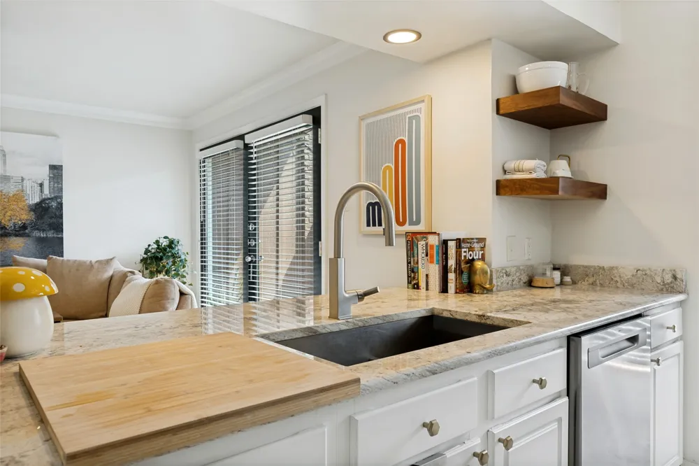 5938 Sandhurst Lane #104 Dallas, TX 75206