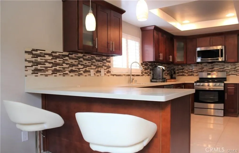6840 Whitman Lake Balboa, CA 91406