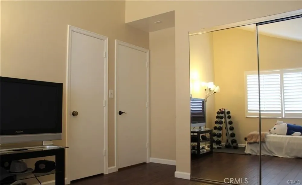 6840 Whitman Lake Balboa, CA 91406