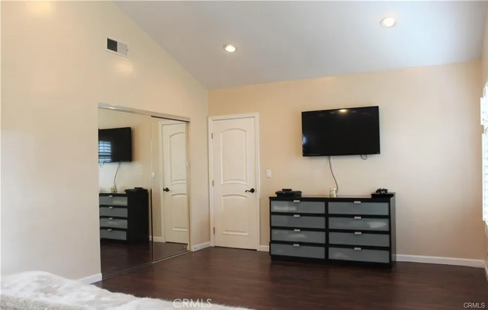 6840 Whitman Lake Balboa, CA 91406