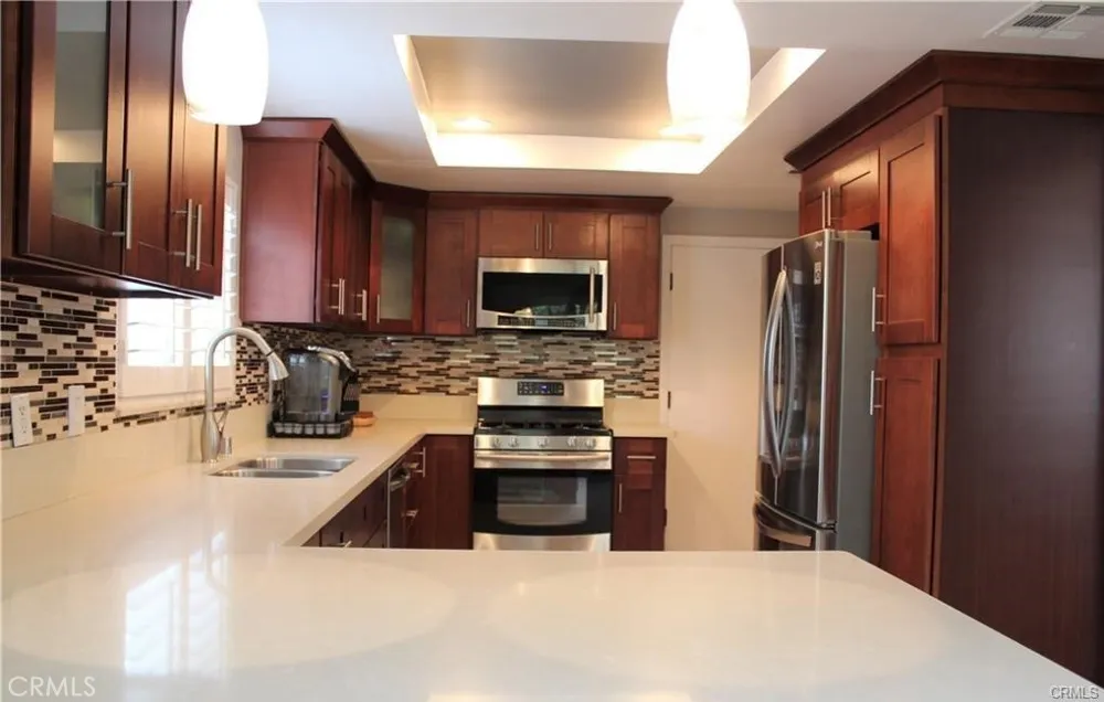 6840 Whitman Lake Balboa, CA 91406