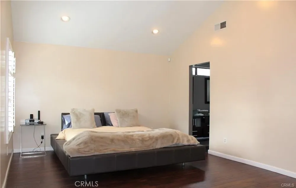 6840 Whitman Lake Balboa, CA 91406
