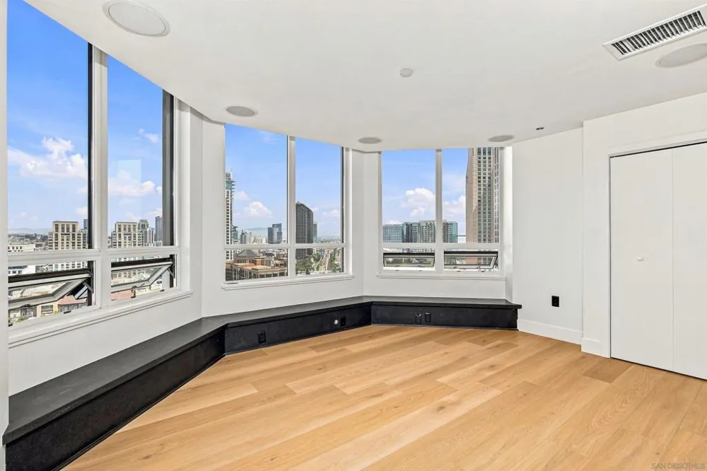 700 W Harbor #2101 San Diego, CA 92101
