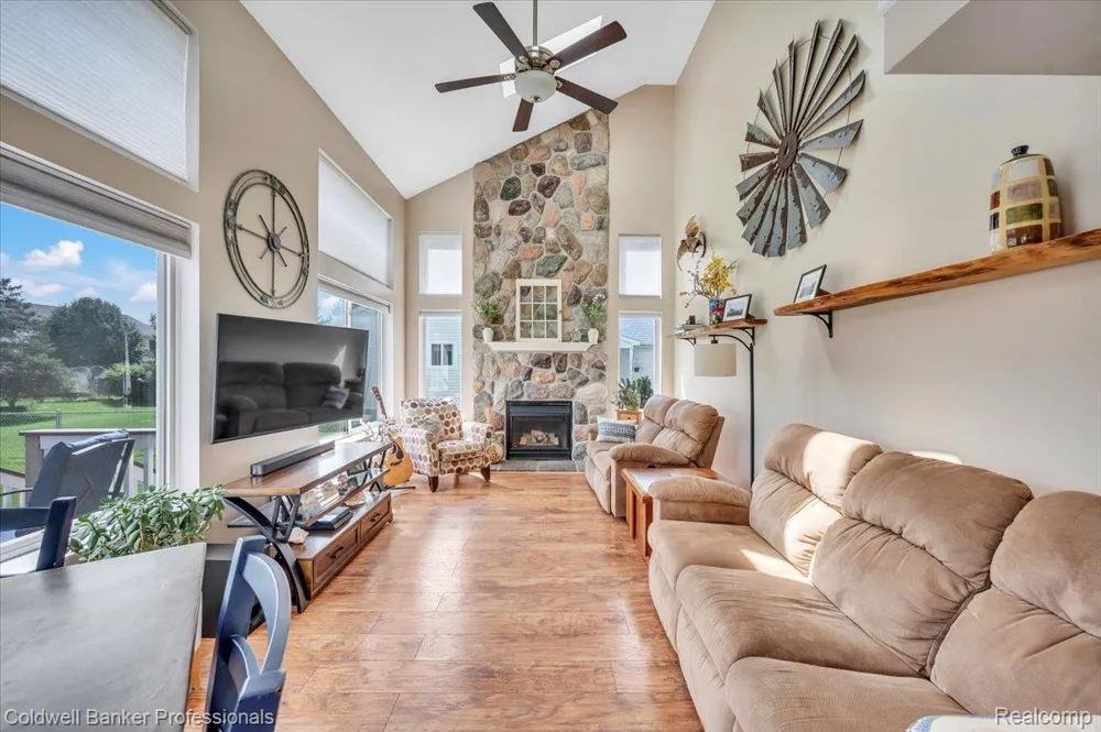 864 Carriage Hill Drive Fenton City, MI 48430