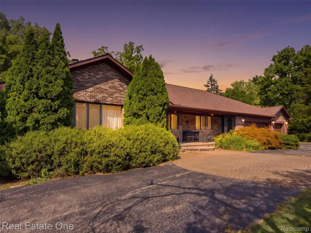 2626 W Wattles Road Troy City, MI 48098