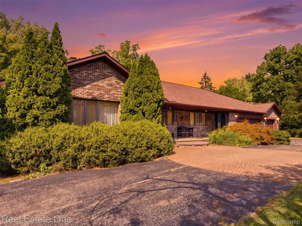2626 W Wattles Road Troy City, MI 48098