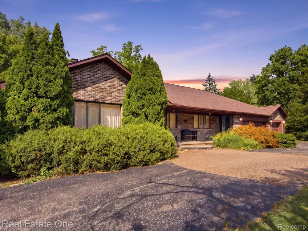 2626 W Wattles Road Troy City, MI 48098