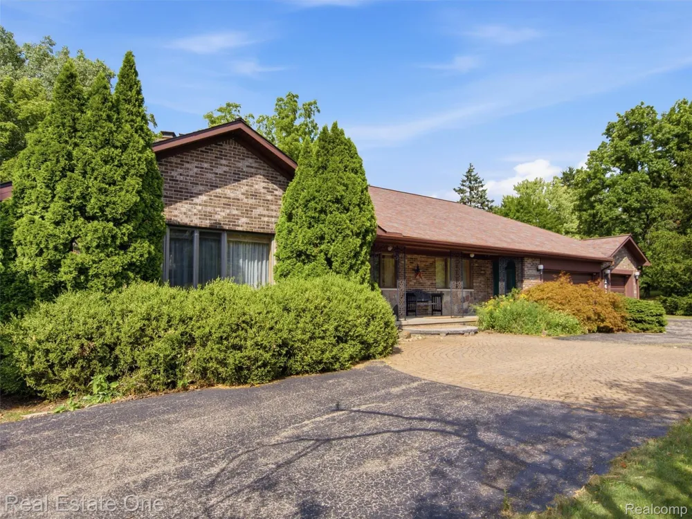 2626 W Wattles Road Troy City, MI 48098