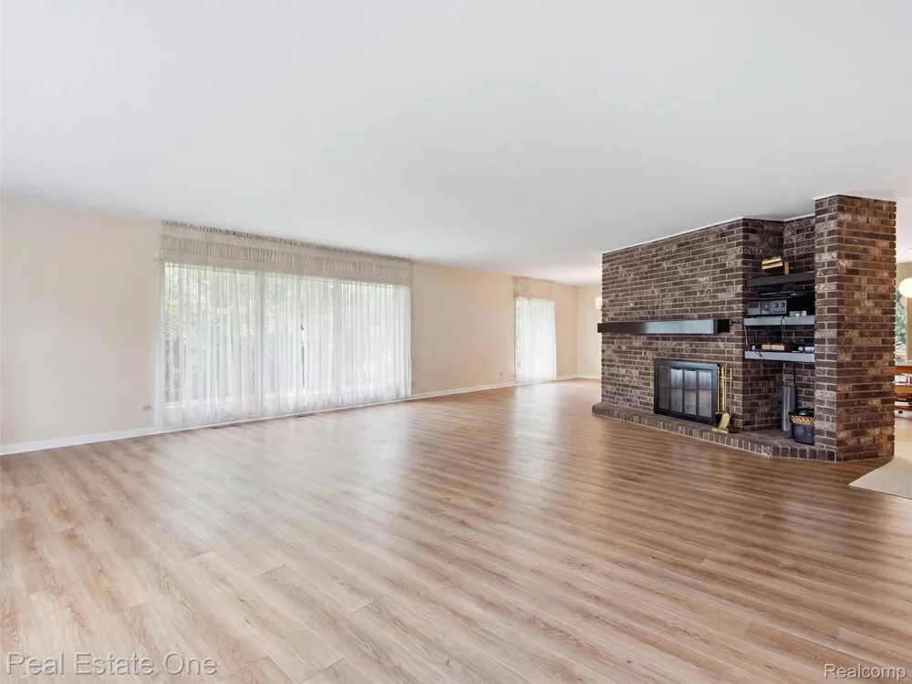 2626 W Wattles Road Troy City, MI 48098