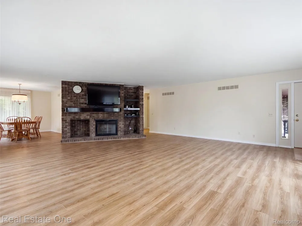 2626 W Wattles Road Troy City, MI 48098