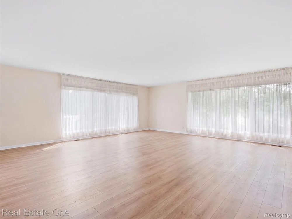 2626 W Wattles Road Troy City, MI 48098