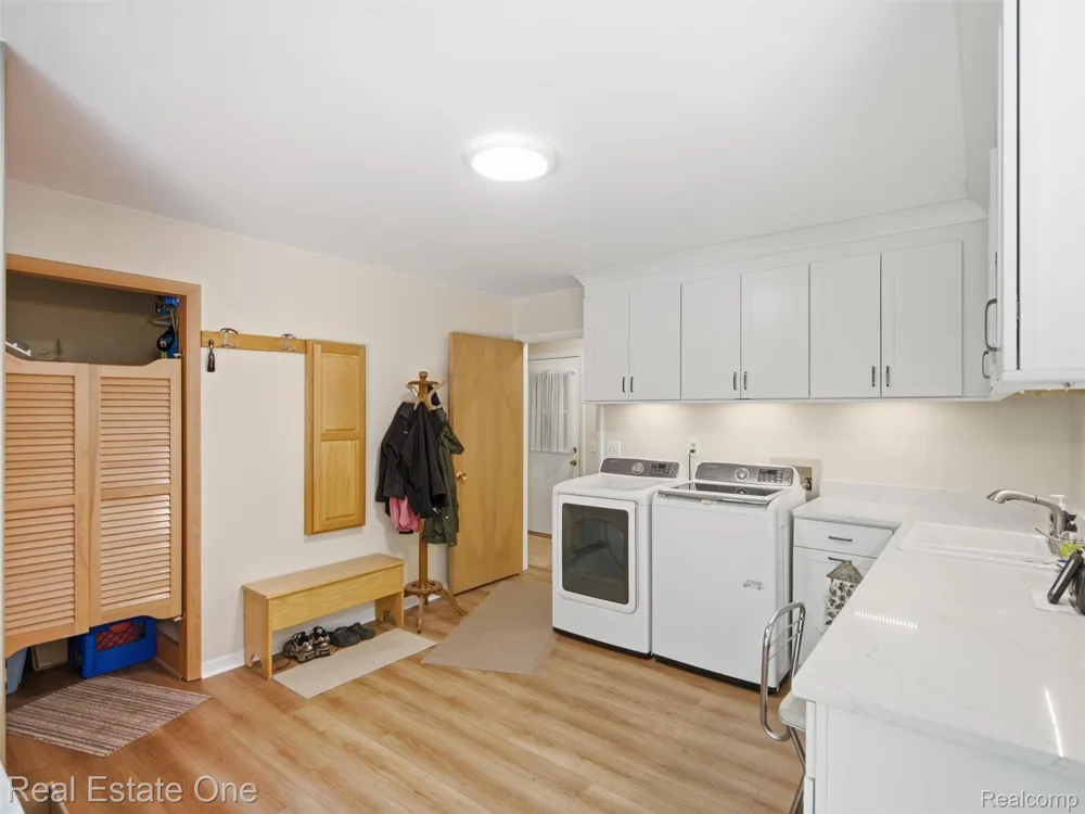 2626 W Wattles Road Troy City, MI 48098