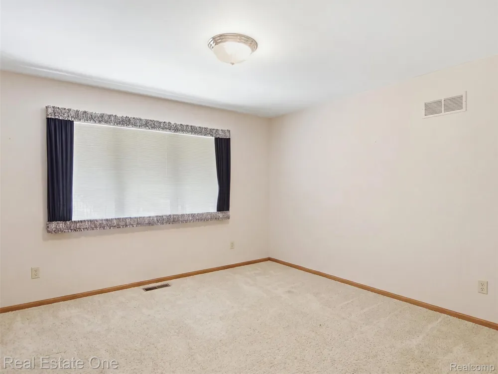 2626 W Wattles Road Troy City, MI 48098