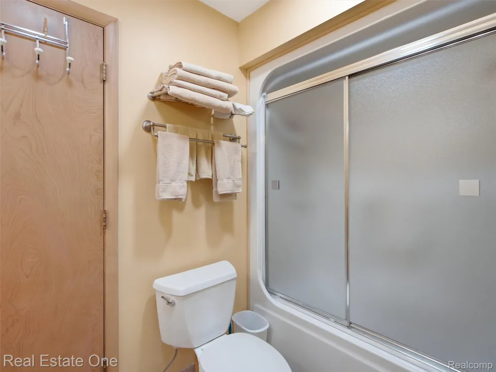 2626 W Wattles Road Troy City, MI 48098