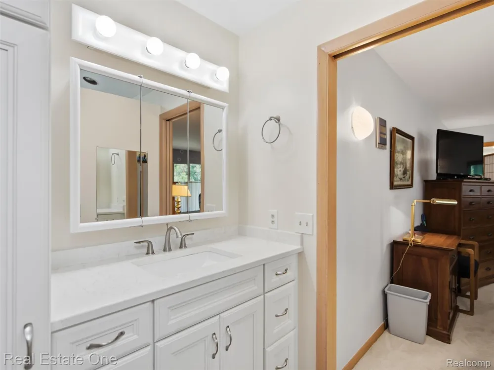 2626 W Wattles Road Troy City, MI 48098