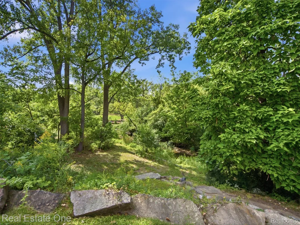 2626 W Wattles Road Troy City, MI 48098