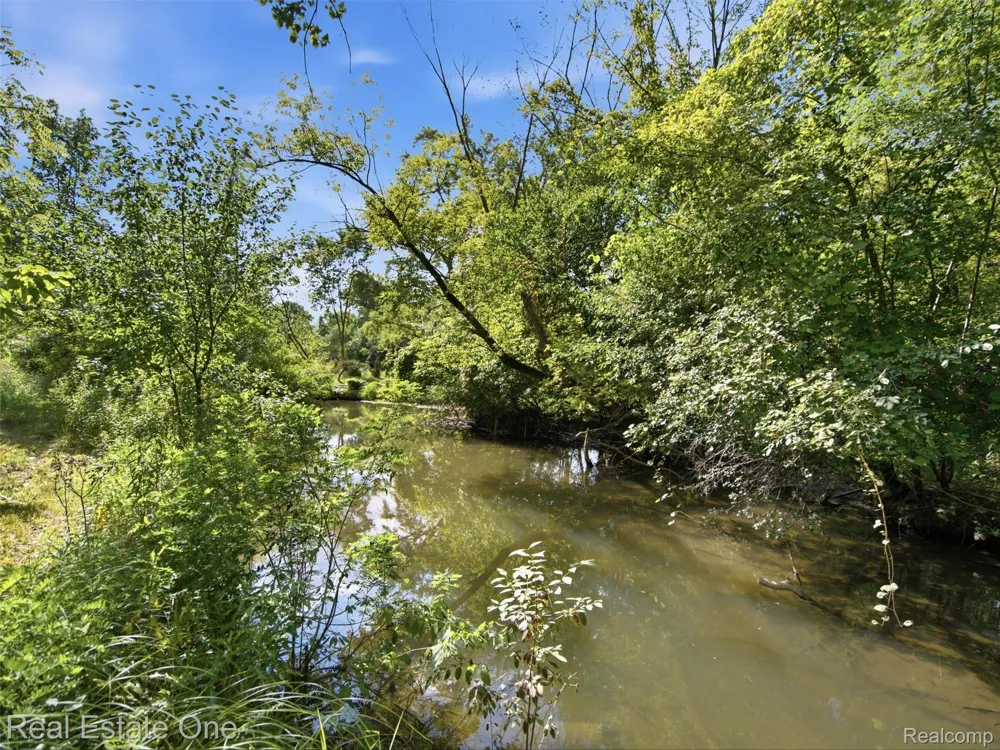 2626 W Wattles Road Troy City, MI 48098
