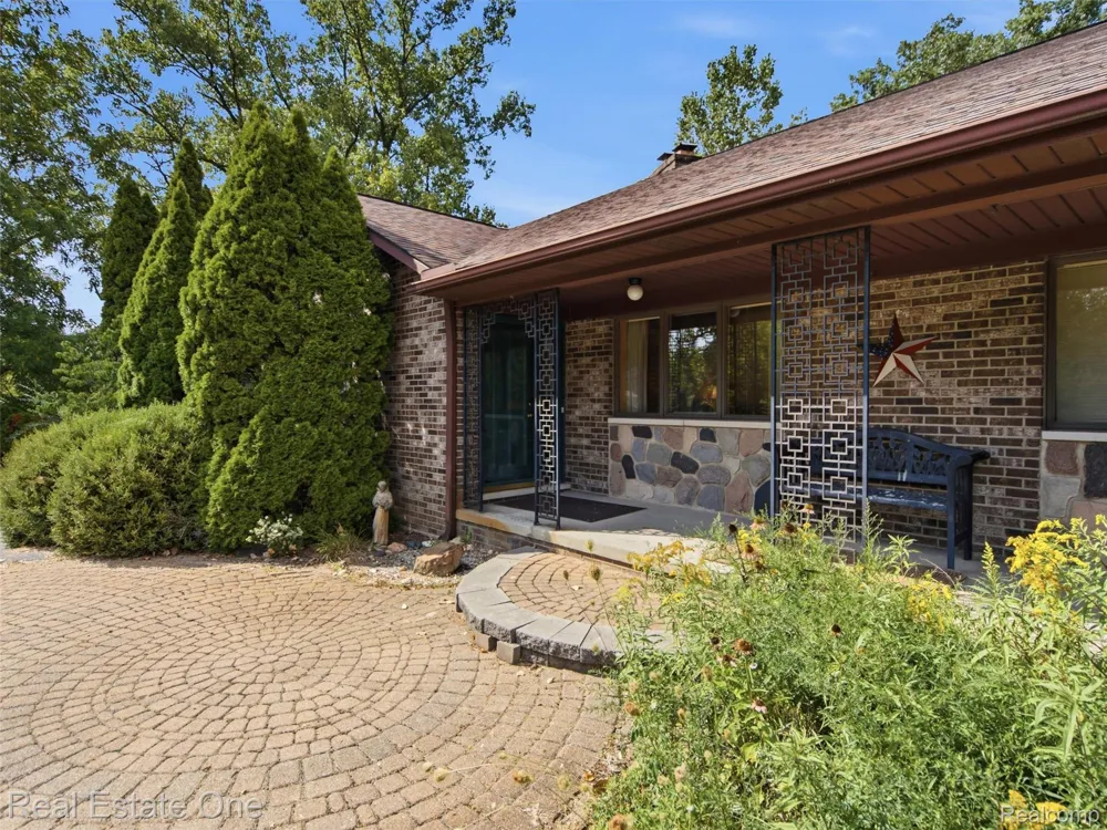 2626 W Wattles Road Troy City, MI 48098