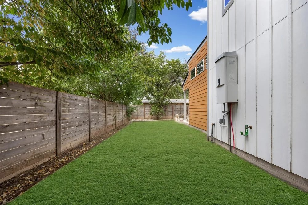 1609 Deloney Street #B Austin, TX 78721