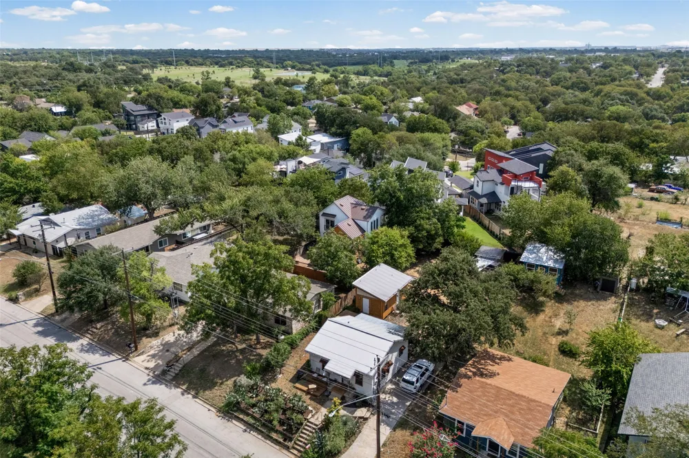 1609 Deloney Street #B Austin, TX 78721