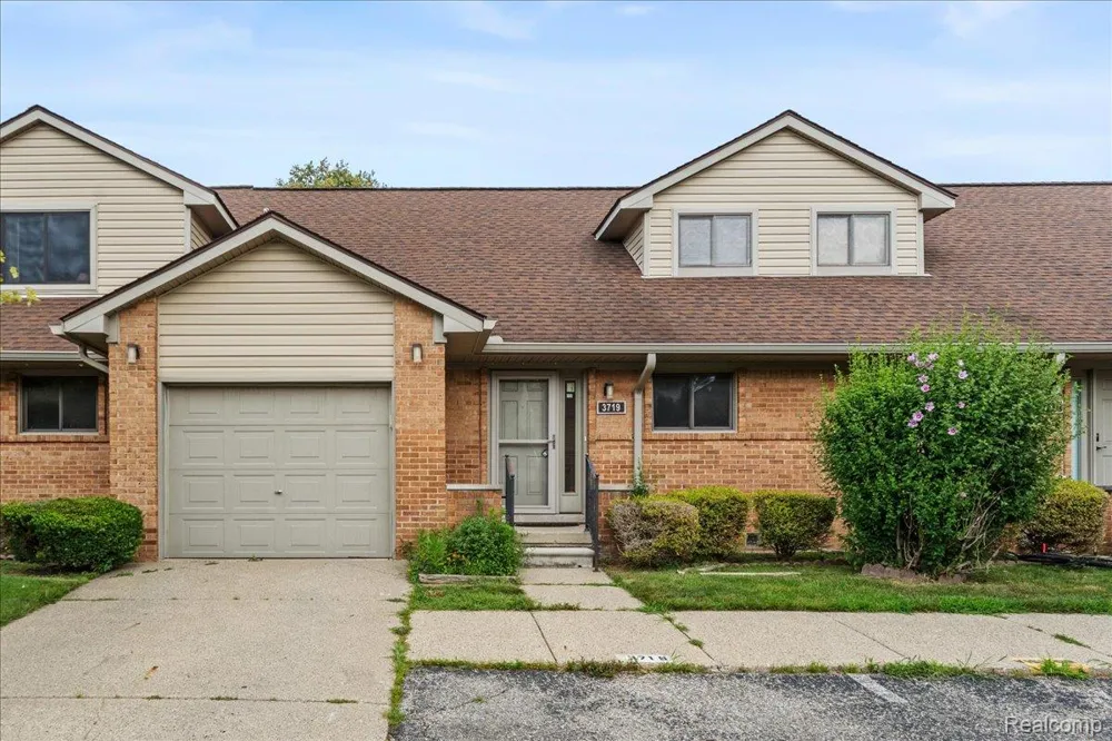 3719 Old Creek Road Troy City, MI 48084