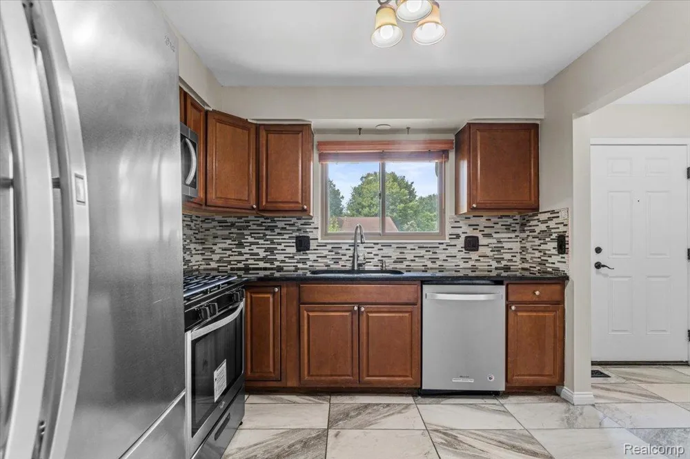 3719 Old Creek Road Troy City, MI 48084