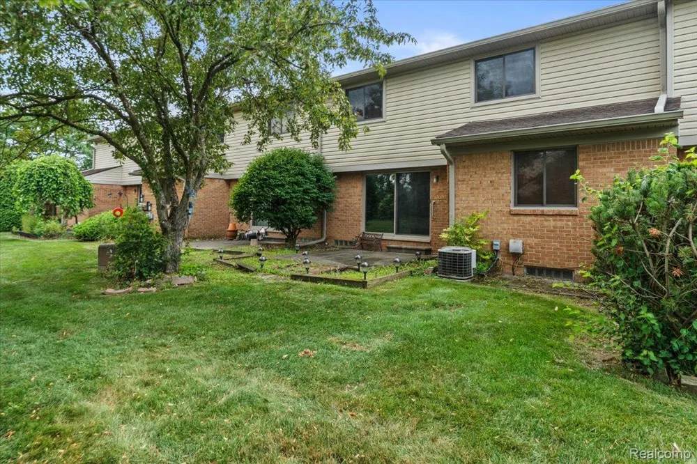 3719 Old Creek Road Troy City, MI 48084