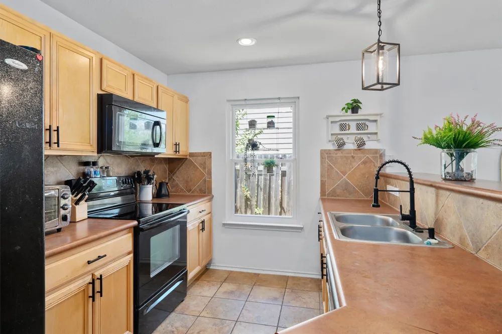 4202 Kings Canyon Drive Taylor, TX 76574