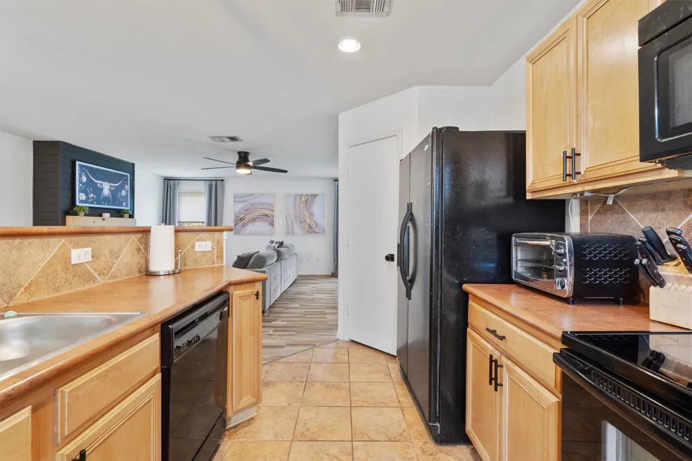 4202 Kings Canyon Drive Taylor, TX 76574