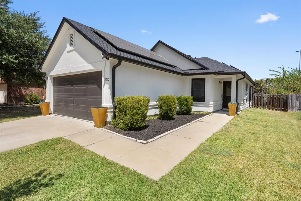 4202 Kings Canyon Drive Taylor, TX 76574