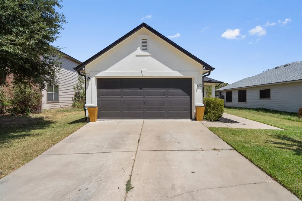 4202 Kings Canyon Drive Taylor, TX 76574