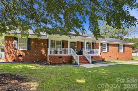 815 Lakeside Circle