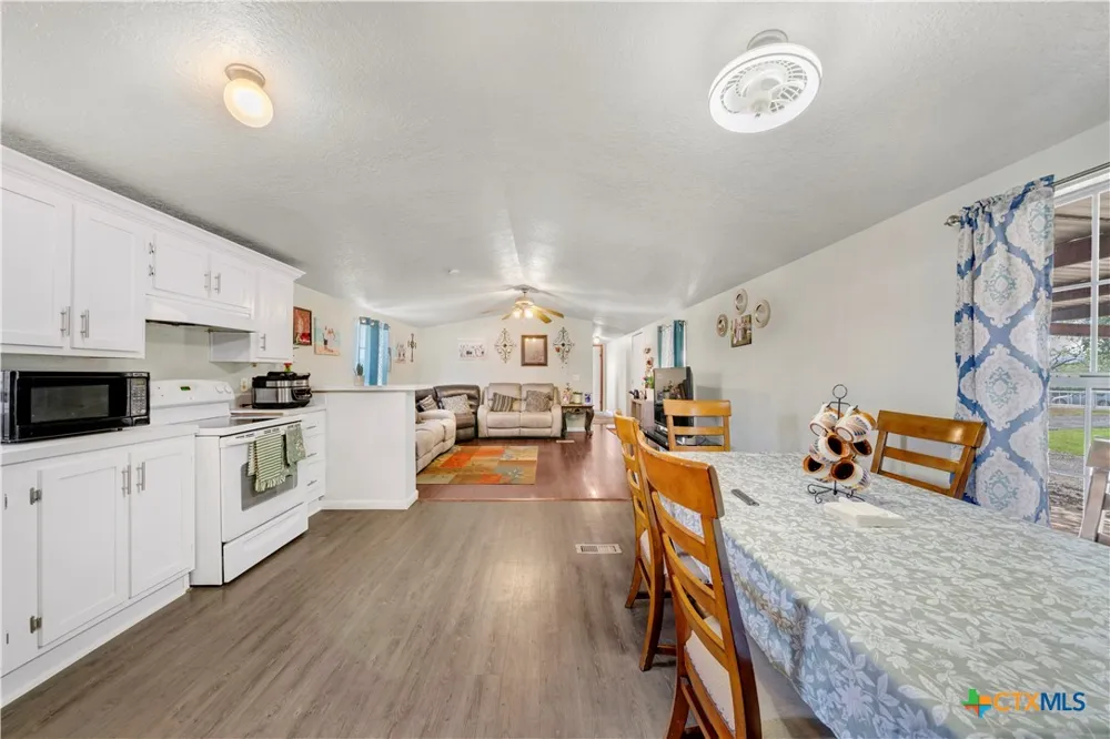 11706 Kinney Atascosa, TX 78002