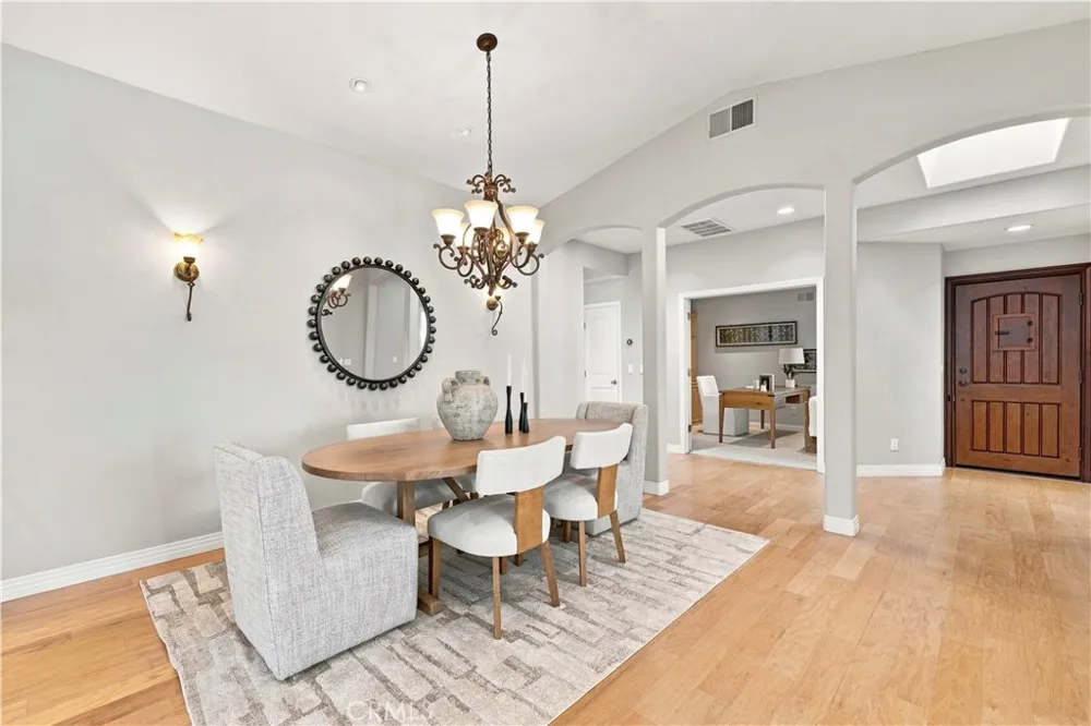 26172 Via Raza Valencia, CA 91355
