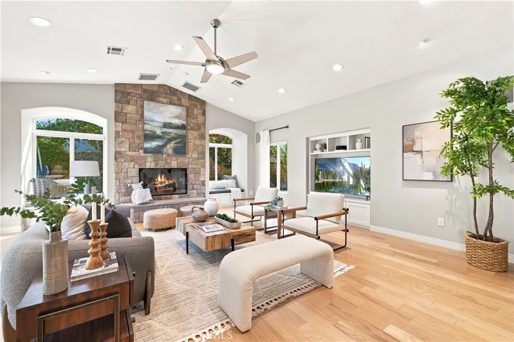 26172 Via Raza Valencia, CA 91355