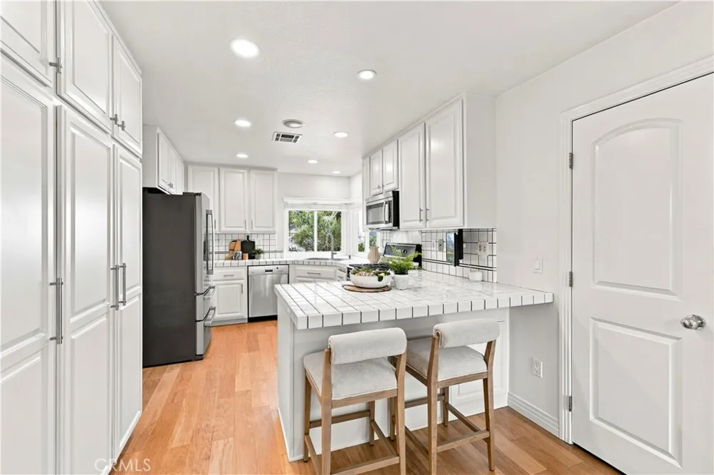 26172 Via Raza Valencia, CA 91355