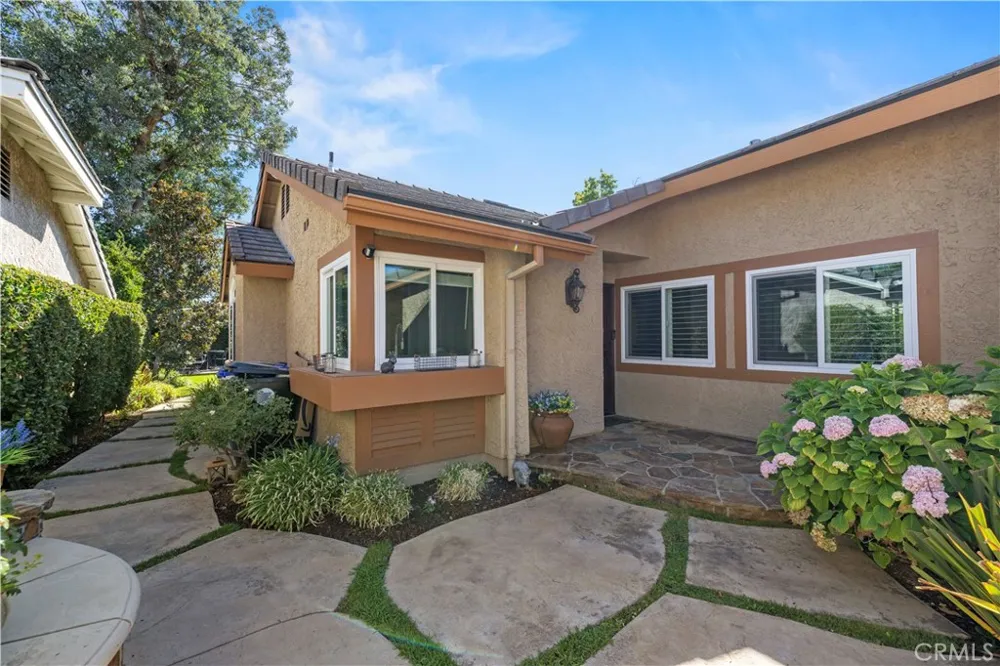 26172 Via Raza Valencia, CA 91355