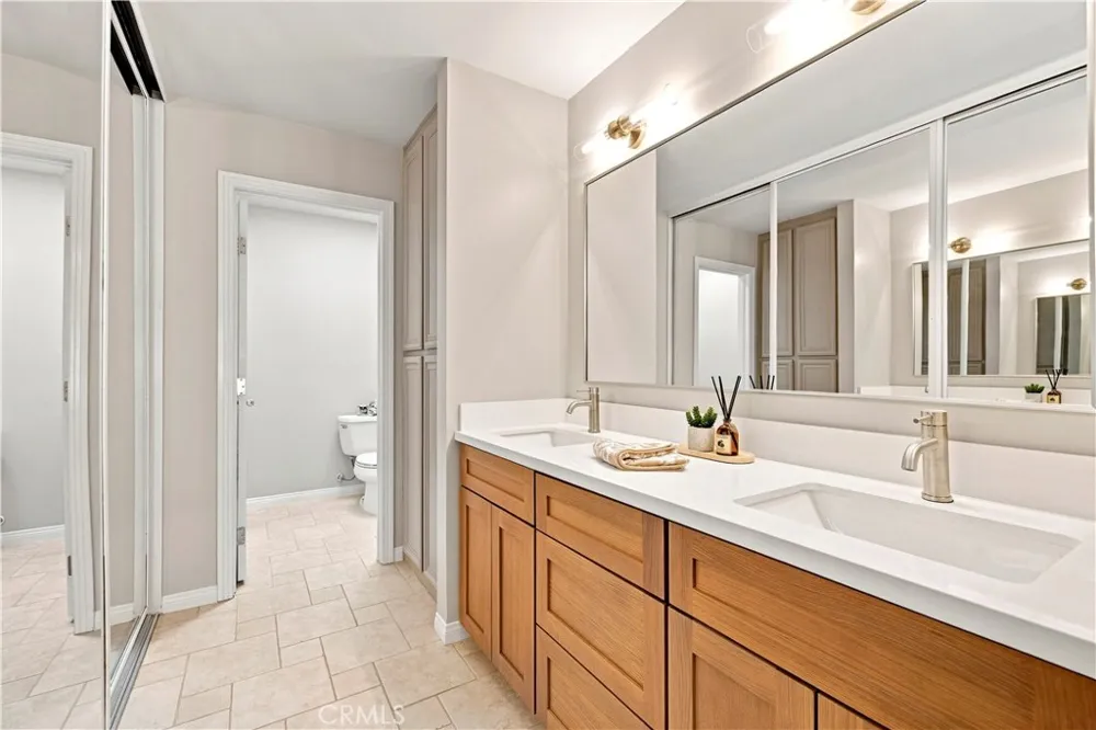 26172 Via Raza Valencia, CA 91355