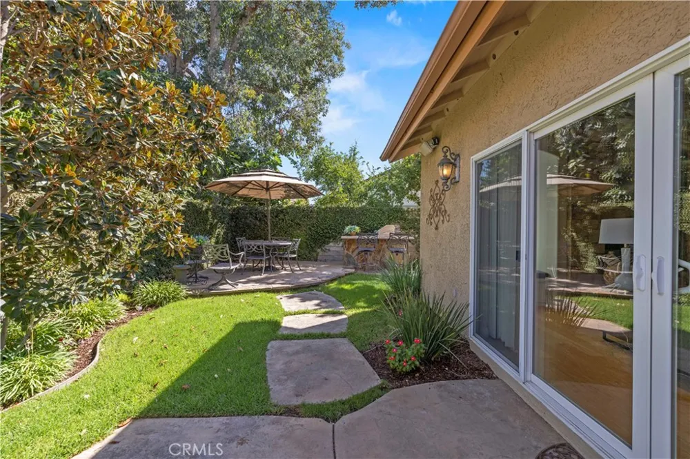 26172 Via Raza Valencia, CA 91355