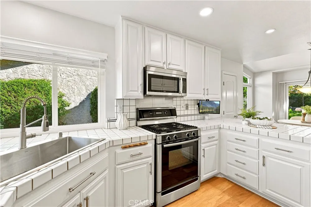 26172 Via Raza Valencia, CA 91355