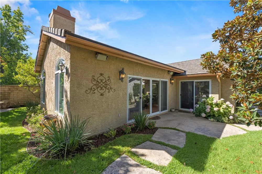26172 Via Raza Valencia, CA 91355