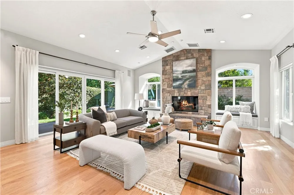 26172 Via Raza Valencia, CA 91355