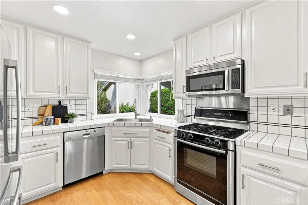 26172 Via Raza Valencia, CA 91355