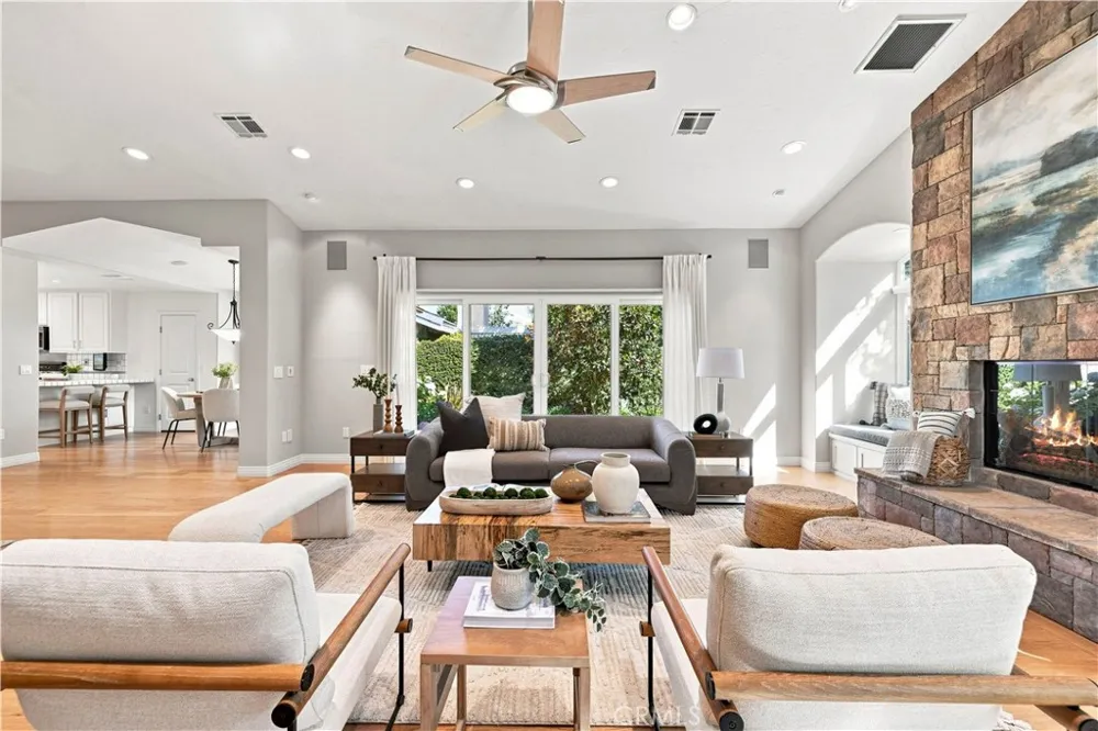 26172 Via Raza Valencia, CA 91355