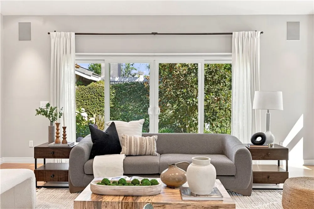26172 Via Raza Valencia, CA 91355